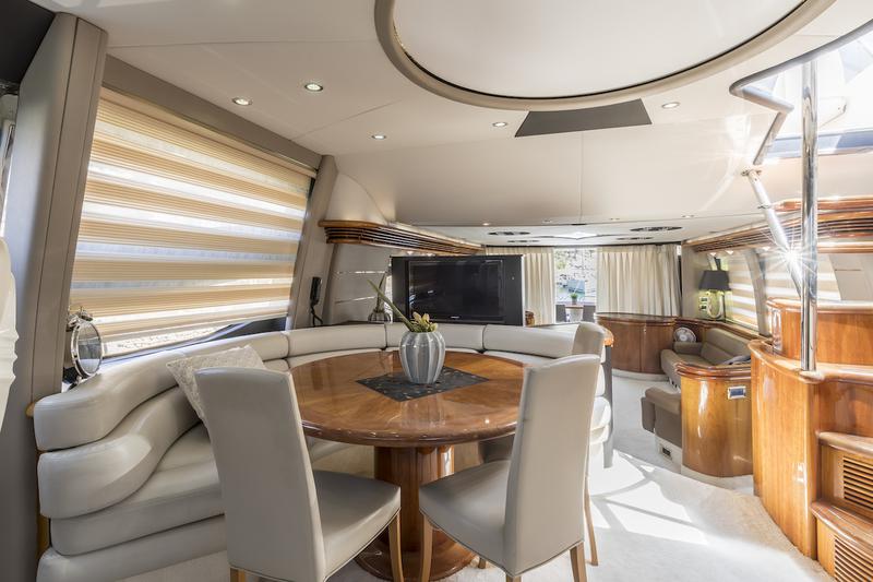 Book yachts online - motorboat - Sunseeker 84 - Skywater - rent