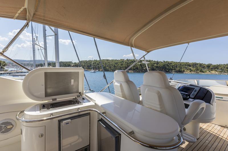 Book yachts online - motorboat - Sunseeker 84 - Skywater - rent