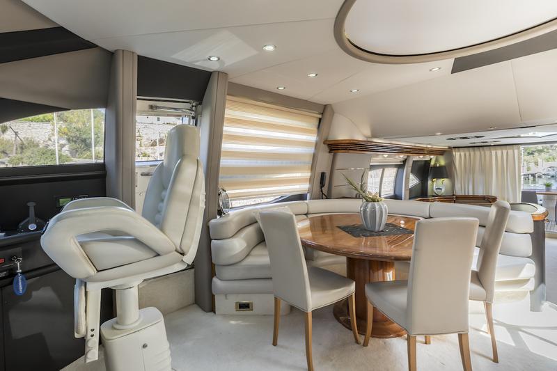 Book yachts online - motorboat - Sunseeker 84 - Skywater - rent