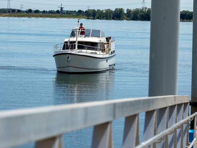 Book yachts online - motorboat - Linssen 35 SL - Speyside - rent