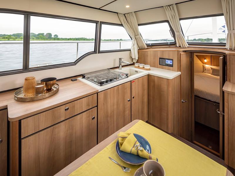 Book yachts online - motorboat - Linssen 35 SL - Speyside - rent