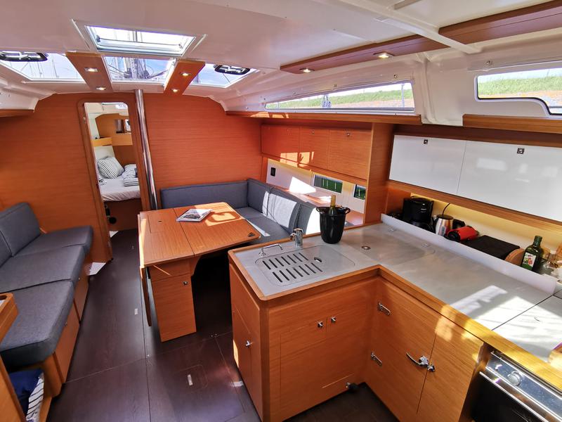 Book yachts online - sailboat - Dufour 390 Grand Large - Antares - rent