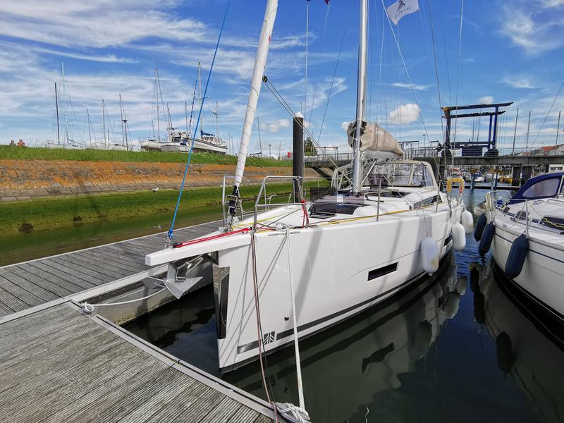 Book yachts online - sailboat - Dufour 390 Grand Large - Antares - rent
