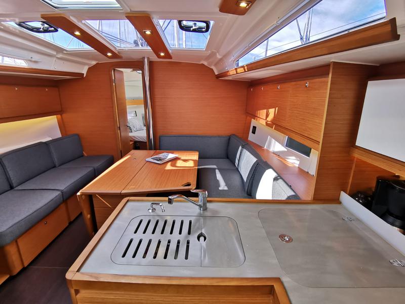 Book yachts online - sailboat - Dufour 390 Grand Large - Antares - rent