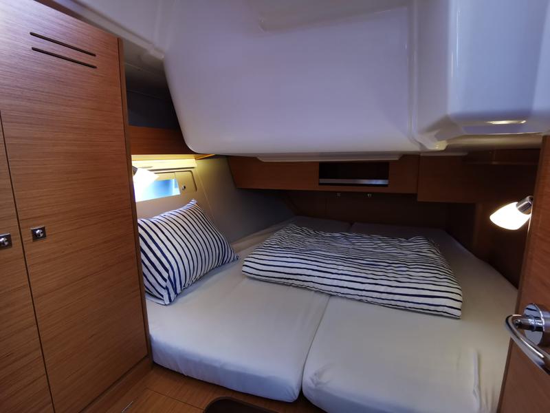 Book yachts online - sailboat - Dufour 390 Grand Large - Antares - rent