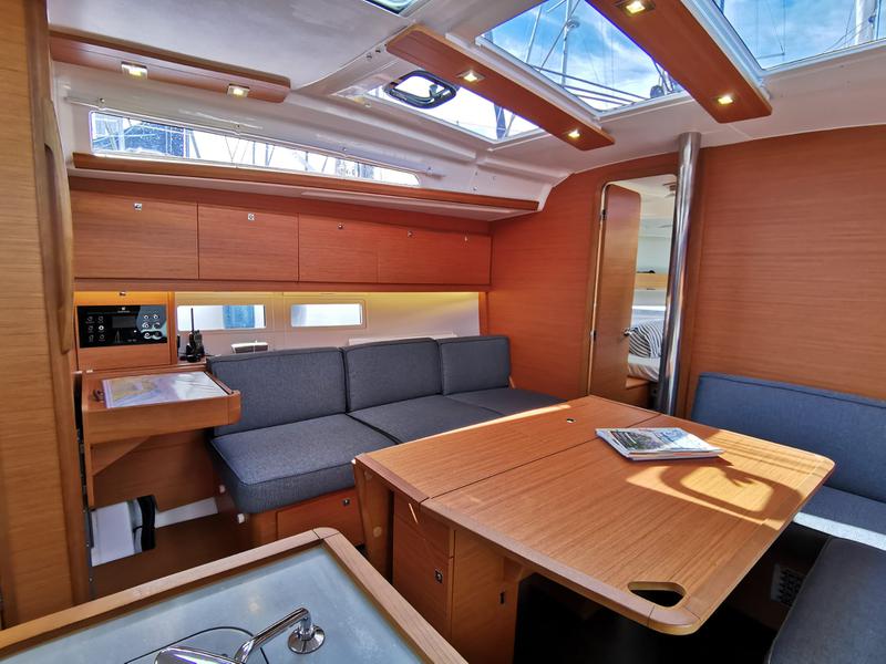 Book yachts online - sailboat - Dufour 390 Grand Large - Antares - rent