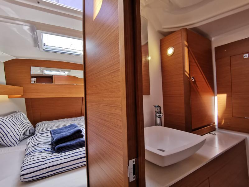 Book yachts online - sailboat - Dufour 390 Grand Large - Antares - rent