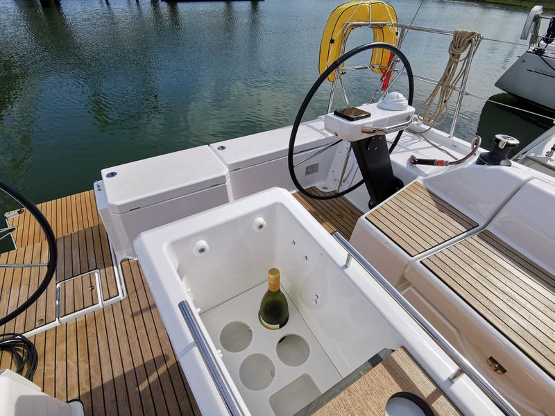 Book yachts online - sailboat - Dufour 390 Grand Large - Antares - rent