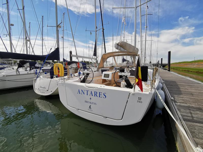Book yachts online - sailboat - Dufour 390 Grand Large - Antares - rent