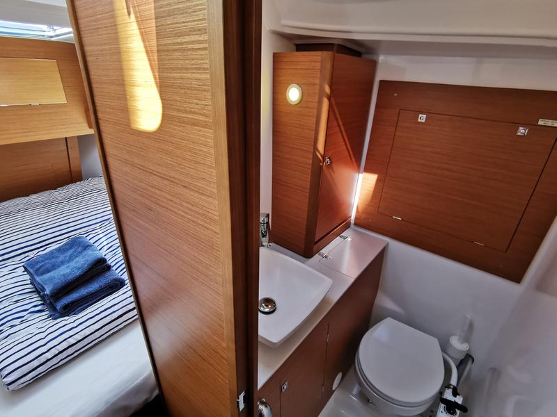 Book yachts online - sailboat - Dufour 390 Grand Large - Antares - rent