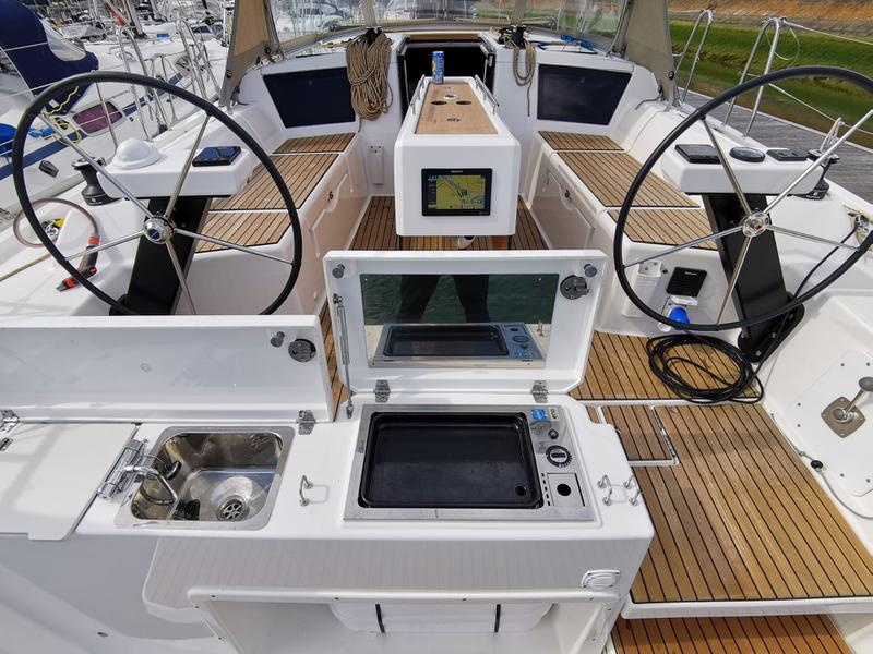 Book yachts online - sailboat - Dufour 390 Grand Large - Antares - rent