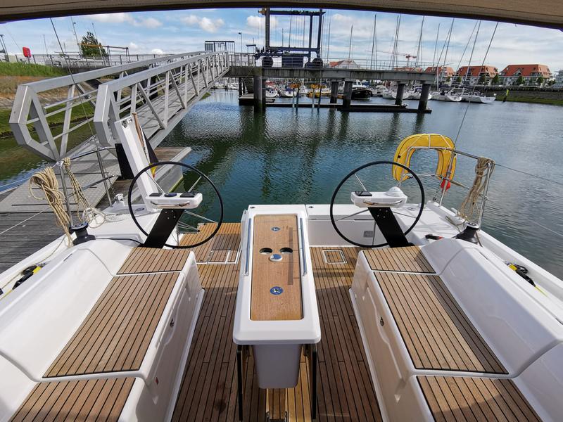 Book yachts online - sailboat - Dufour 390 Grand Large - Antares - rent