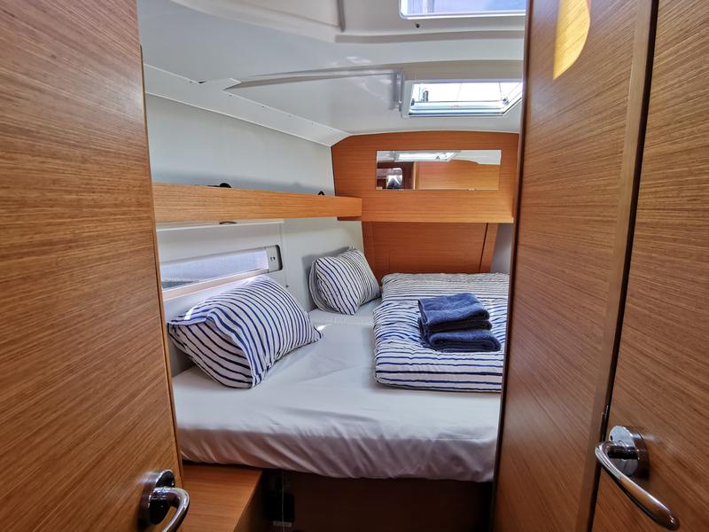 Book yachts online - sailboat - Dufour 390 Grand Large - Antares - rent