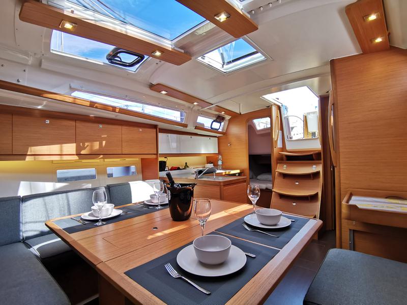 Book yachts online - sailboat - Dufour 390 Grand Large - Antares - rent