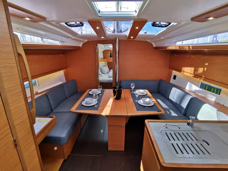 Book yachts online - sailboat - Dufour 390 Grand Large - Antares - rent