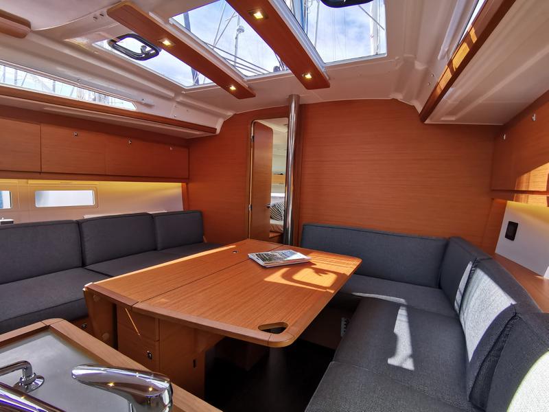 Book yachts online - sailboat - Dufour 390 Grand Large - Antares - rent