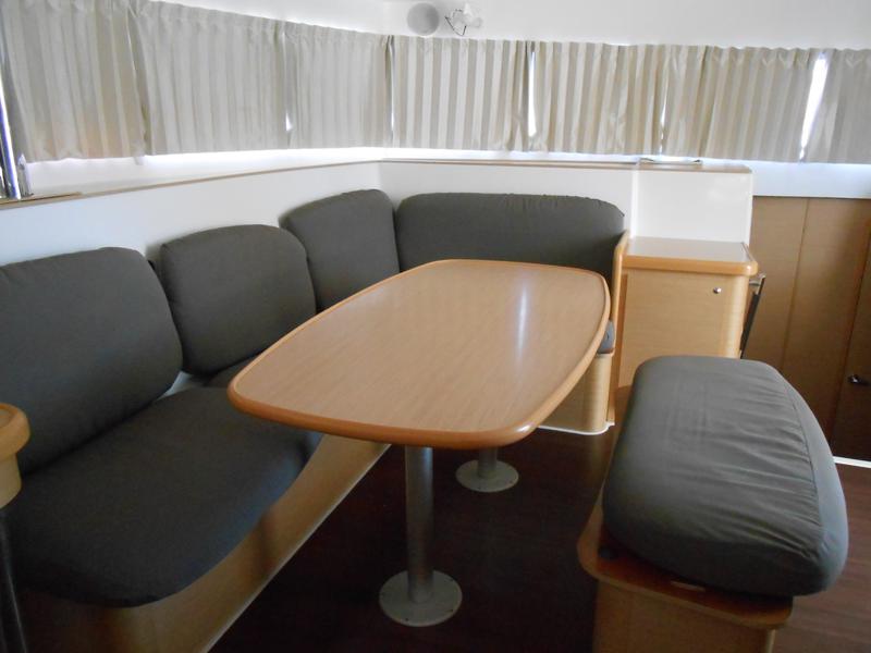 Book yachts online - catamaran - Lagoon 421 - Iryn - rent