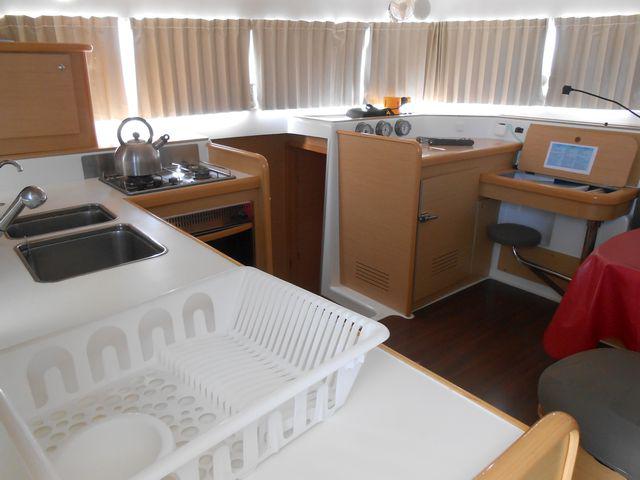 Book yachts online - catamaran - Lagoon 421 - Iryn - rent