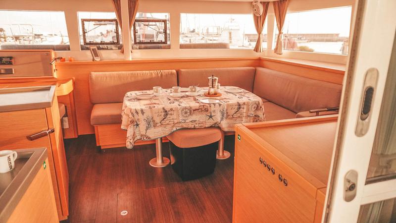 Book yachts online - catamaran - Lagoon 450 - Mia - rent