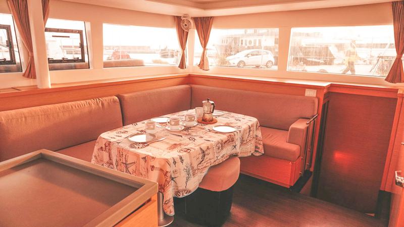 Book yachts online - catamaran - Lagoon 450 - Mia - rent