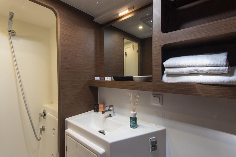 Book yachts online - catamaran - Lagoon 42 - NADIR - rent