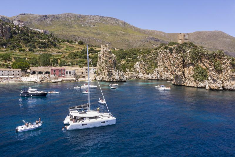 Book yachts online - catamaran - Lagoon 42 - NADIR - rent