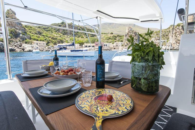 Book yachts online - catamaran - Lagoon 42 - NADIR - rent