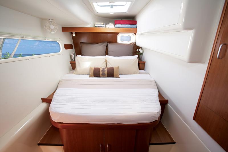 Book yachts online - catamaran - Lagoon 380 S2 - Ploto - Comfort line - rent