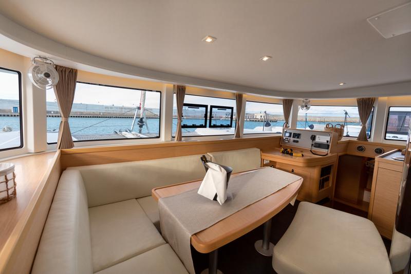 Book yachts online - catamaran - Lagoon 42 (3 cab, Gen+A/C+WM) - SAILUXE - Zubibbu - rent