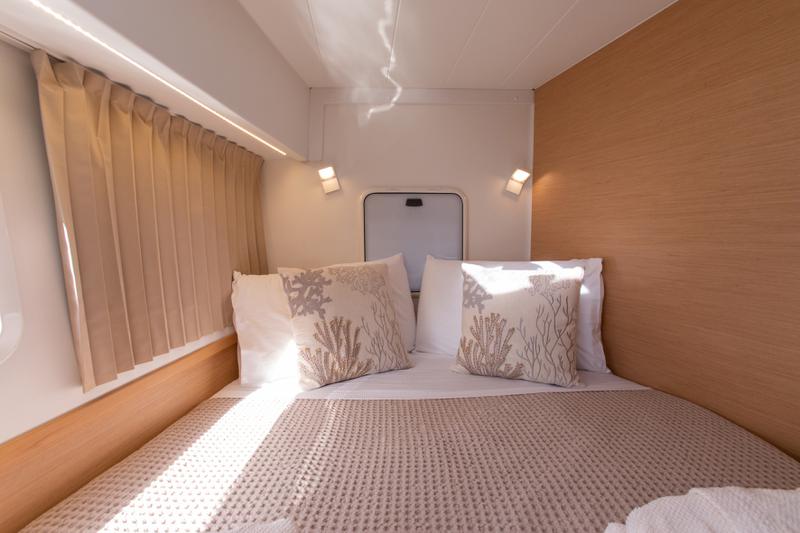 Book yachts online - catamaran - Lagoon 42 (3 cab, Gen+A/C+WM) - SAILUXE - Zubibbu - rent