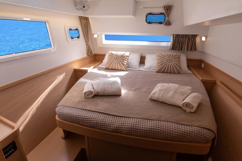 Book yachts online - catamaran - Lagoon 42 (3 cab, Gen+A/C+WM) - SAILUXE - Zubibbu - rent