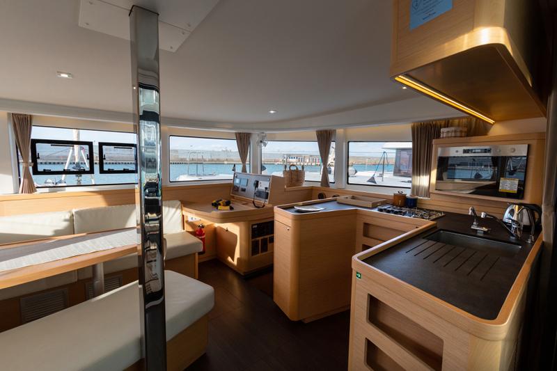 Book yachts online - catamaran - Lagoon 42 (3 cab, Gen+A/C+WM) - SAILUXE - Zubibbu - rent