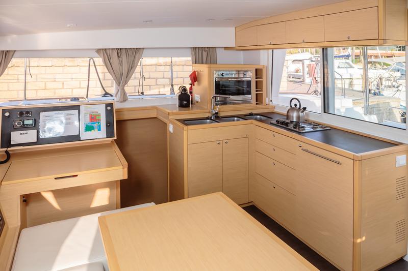 Book yachts online - catamaran - Lagoon 400 S2 - Auster - rent