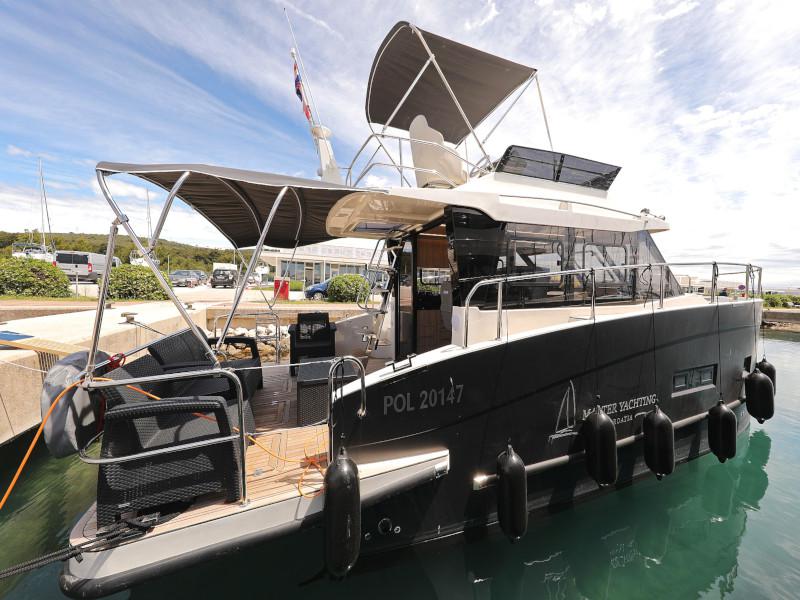 Book yachts online - motorboat - Futura 40 Grand Horizon - X COLUMBUS - rent