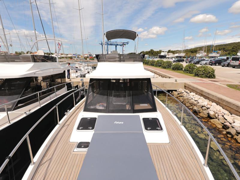 Book yachts online - motorboat - Futura 40 Grand Horizon - X MAGELLAN - rent