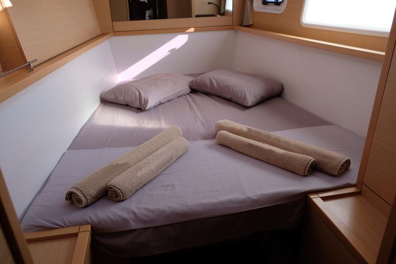 Book yachts online - catamaran - Lagoon 450 - IRIS IV (a/c-gen-watermaker-teak deck) - rent