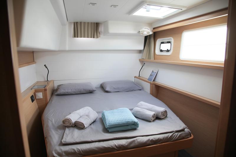 Book yachts online - catamaran - Lagoon 450 - IRIS IV (a/c-gen-watermaker-teak deck) - rent