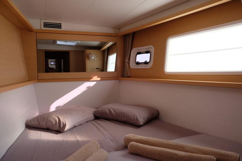 Book yachts online - catamaran - Lagoon 450 - IRIS IV (a/c-gen-watermaker-teak deck) - rent