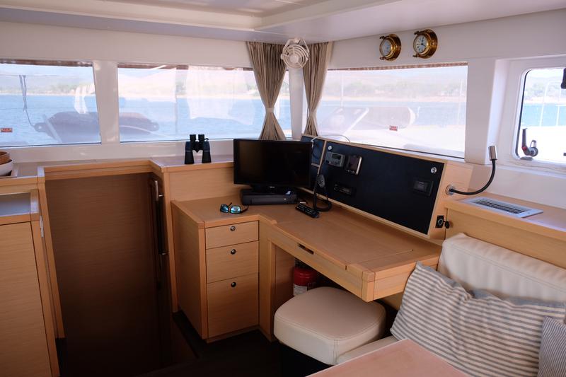 Book yachts online - catamaran - Lagoon 450 - IRIS IV (a/c-gen-watermaker-teak deck) - rent