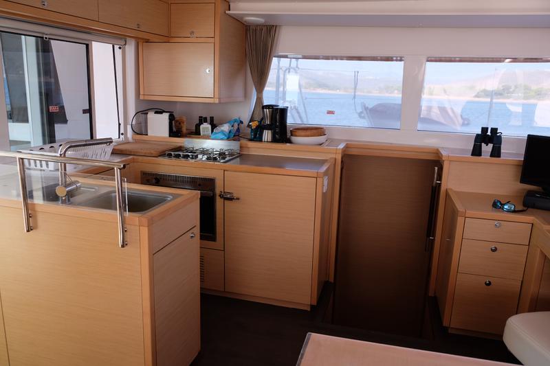 Book yachts online - catamaran - Lagoon 450 - IRIS IV (a/c-gen-watermaker-teak deck) - rent