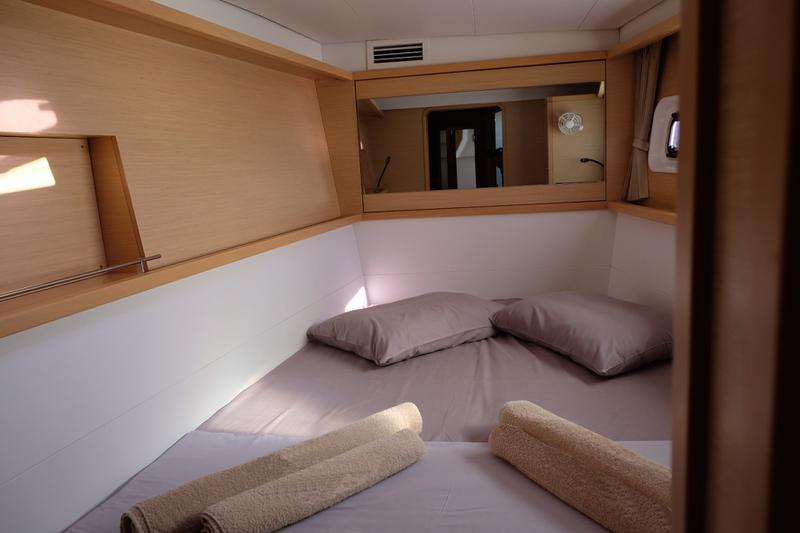 Book yachts online - catamaran - Lagoon 450 - IRIS IV (a/c-gen-watermaker-teak deck) - rent