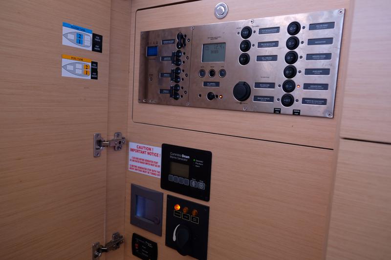 Book yachts online - catamaran - Lagoon 450 - IRIS IV (a/c-gen-watermaker-teak deck) - rent