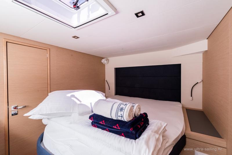 Book yachts online - catamaran - Saona - DESAFINADO - AC and generator - rent