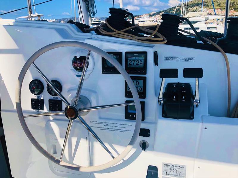 Book yachts online - catamaran - Isla 40 - ISLAND ESCAPE - AC and generator - rent