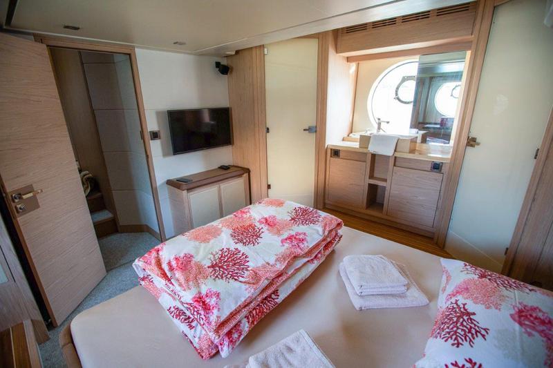 Book yachts online - motorboat - Monte Carlo 6 (2019) - ALVONA - rent