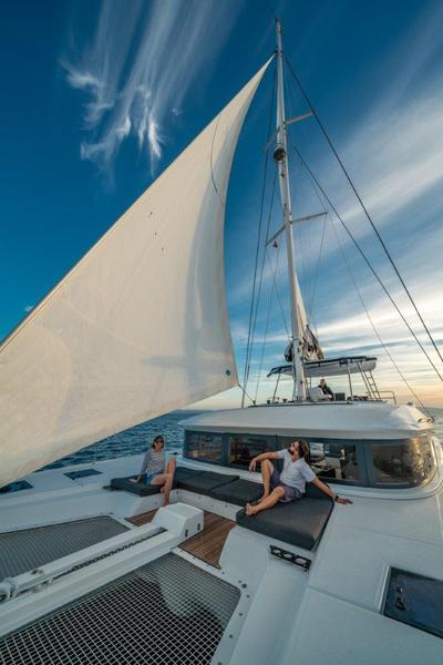 Book yachts online - catamaran - Lagoon 50 (2018)equipped with airconditioning (saloon + cabins), generator, watermaker, ice maker, dishwasher, washer/dryer, 2 SUP - CAPTAIN MORGAN - rent