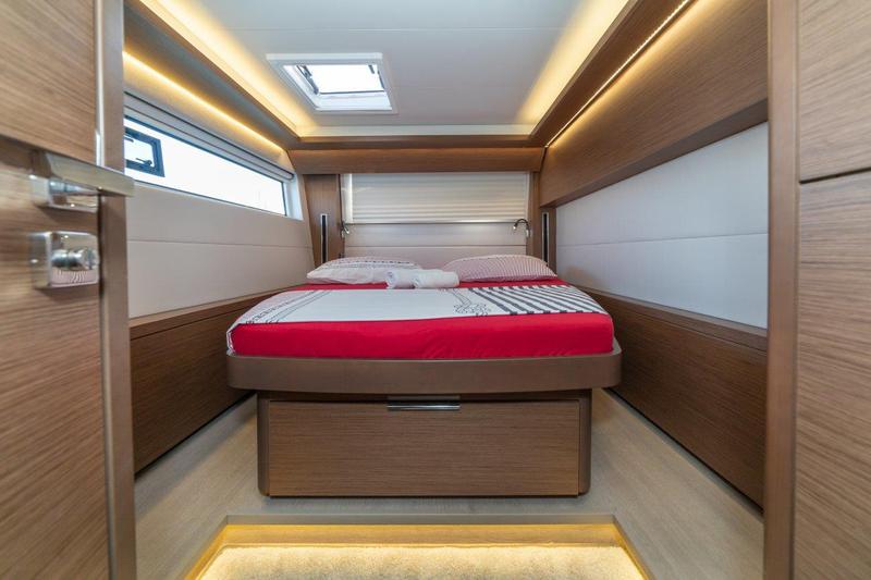 Book yachts online - catamaran - Lagoon 50 (2018)equipped with airconditioning (saloon + cabins), generator, watermaker, ice maker, dishwasher, washer/dryer, 2 SUP - CAPTAIN MORGAN - rent