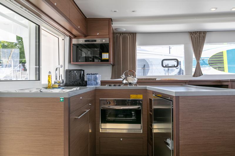 Book yachts online - catamaran - Lagoon 450 F (2019) equipped with generator, A/C (saloon+cabins), water maker, dishwasher, ice maker, bow truster - WIDE DREAM - rent