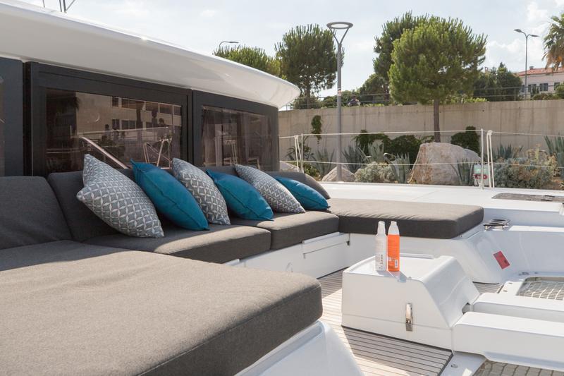 Book yachts online - catamaran - Lagoon 50 LUX elegance (2019) equipped with airconditioning (saloon + cabins), generator, watermaker, ice maker, dishwasher, washer/dryer, 2 SUP, snorkelling equipment - TWIN JOY - rent