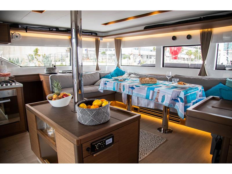 Book yachts online - catamaran - Lagoon 50 LUX elegance (2019) equipped with airconditioning (saloon + cabins), generator, watermaker, ice maker, dishwasher, washer/dryer, 2 SUP, snorkelling equipment - TWIN JOY - rent